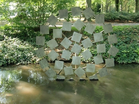 Neuss : Das Wasserrad ( Skulptur ) von Georg Lilienthal am Erftmühlengraben steht im Neusser Rosengarten.